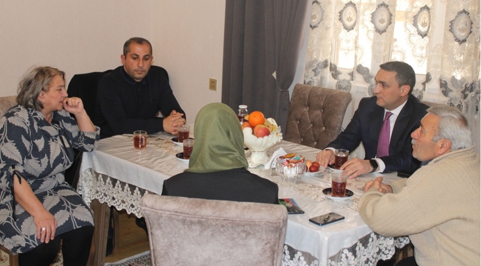mingechevir-dovlet-universitetinin-emekdashlari-shehid-ailelerini-ziyaret-edibler