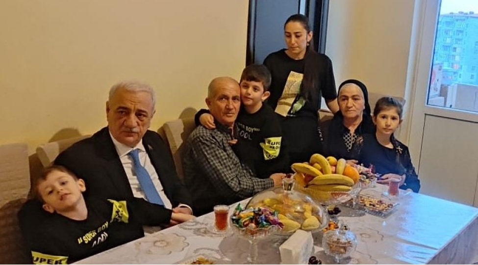 ahik-sedri-settar-mohbaliyev-shehid-ailelerini-ziyaret-edib-foto