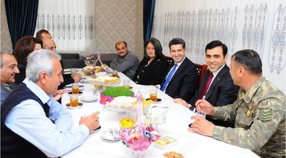 deputat-ve-bashchi-shehid-aileleri-ile-gorush-kechirib