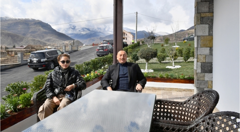 prezident-ve-birinci-xanim-mehriban-eliyeva-suqovushan-qesebesinde-fotolar