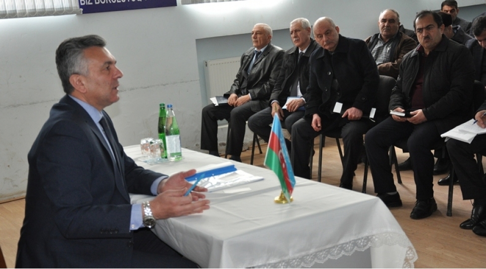 bilesuvarin-icra-bashchisi-xirmandali-kendinde-seyyar-qebul-kechirib-foto