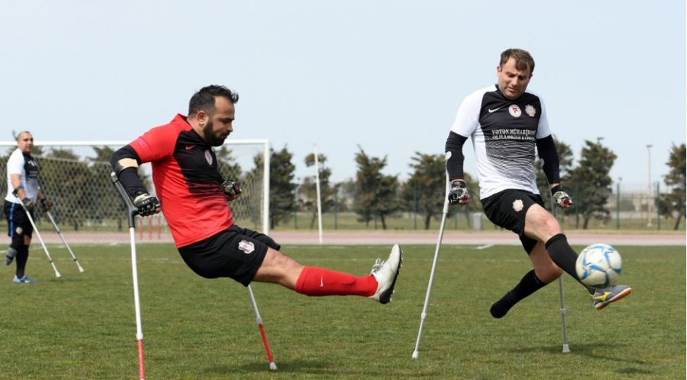 fiziki-qusurlu-futbolchular-arasinda-yoldashliq-gorushu-kechirilib-foto