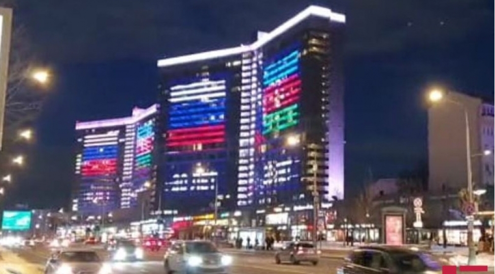 moskvada-meshhur-bina-azerbaycan-bayragi-renginde-ishiqlandirilib-foto