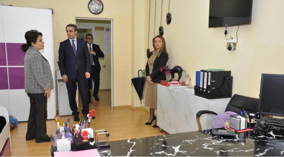 prezident-administrasiyasinin-sektor-mudiri-iki-qht-nin-ofisine-bash-chekib-foto