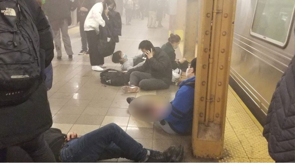 nyu-yorkda-metroda-atishma-olub-azi-16-nefer-yaralanib-yenilenibvideo