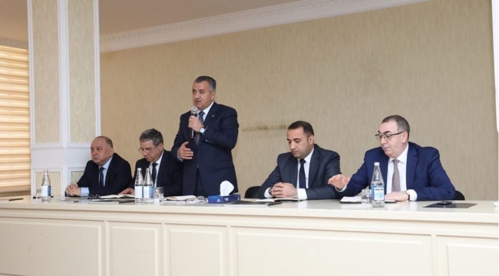 abdin-ferzeliyev-xirdalanda-sakinlerle-gorush-kechirib-foto