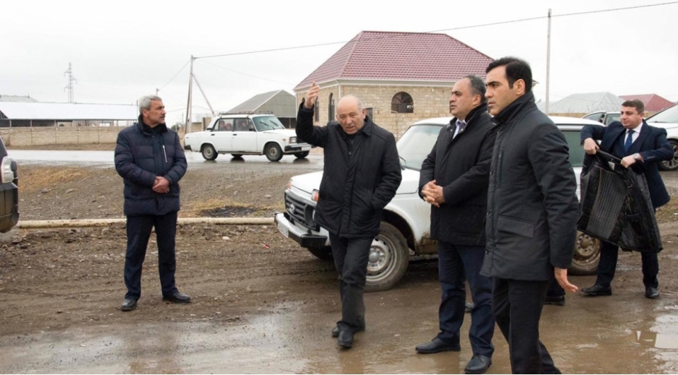deputat-yeni-chekilen-yolda-ishlerle-tanish-olub-foto