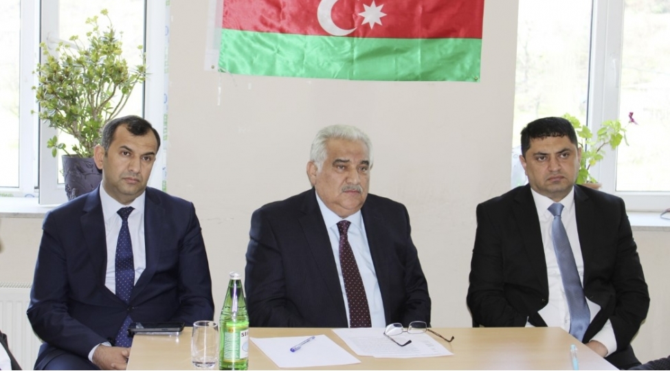ehed-abiyev-kemerqaya-kendinde-vetendashlarin-seyyar-qebulunu-kechirib-foto