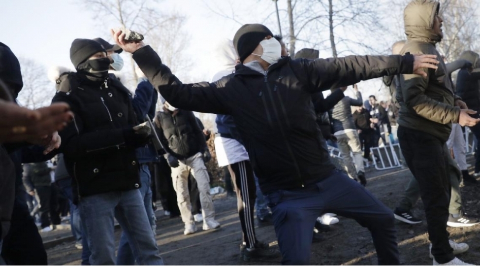 isvechde-aksiyachilarla-polis-arasinda-toqqushmalarbash-verib