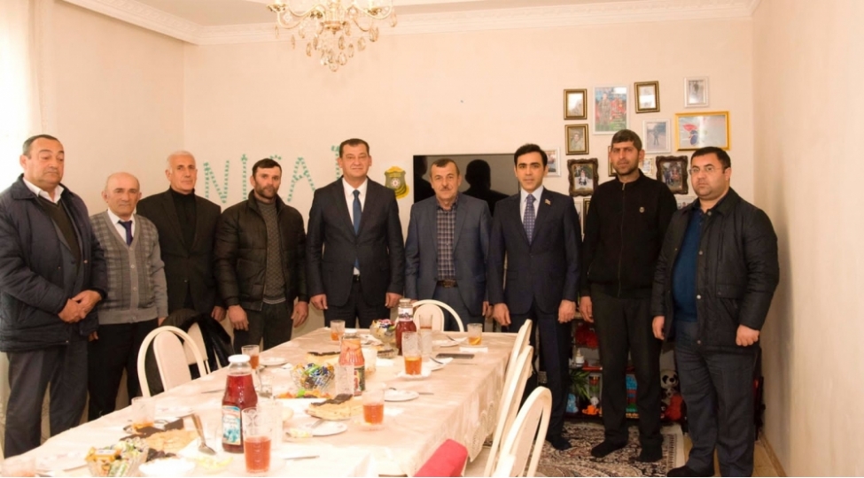 milli-meclisin-deputati-anar-memmedov-shehid-aileleri-ile-gorushub-foto