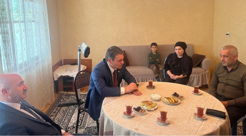 deputat-goychayda-shehid-elton-ekberovun-ailesini-ziyaret-edib-foto