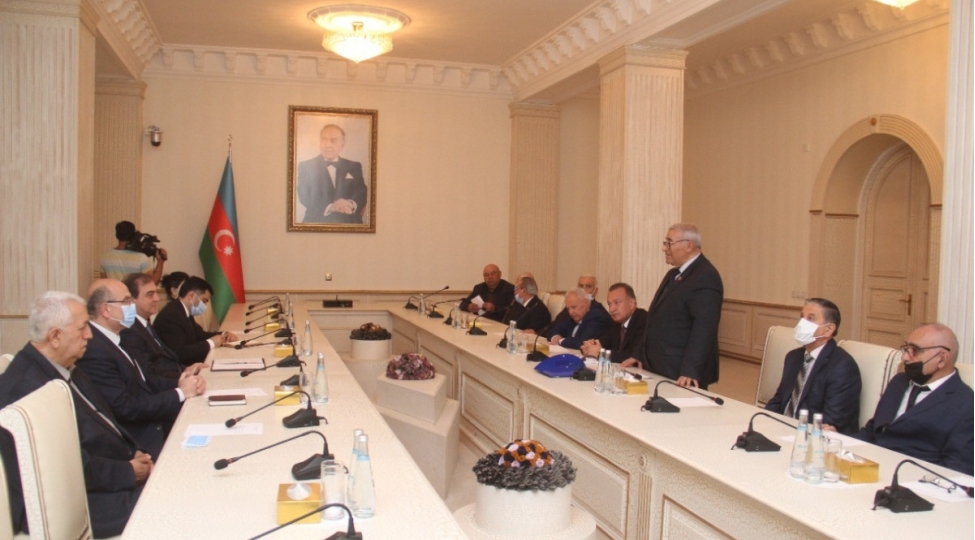gence-sheher-agsaqqallar-shurasina-yeni-sedr-sechilib-foto