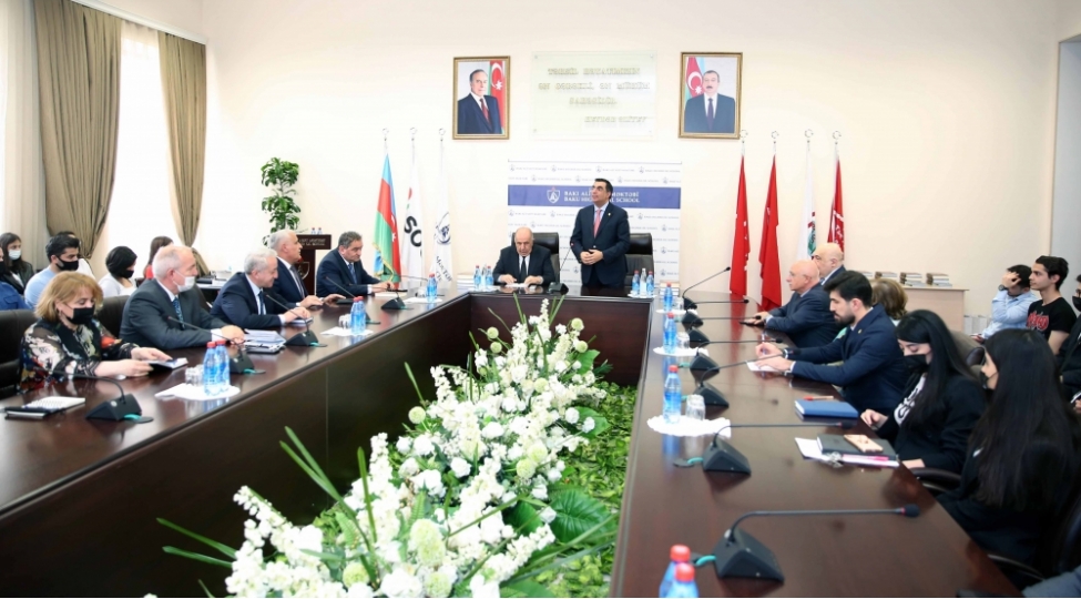 baki-ali-neft-mektebinde-akademik-vaqif-abbasovun-kitabinin-teqdimati-kechirilib-foto