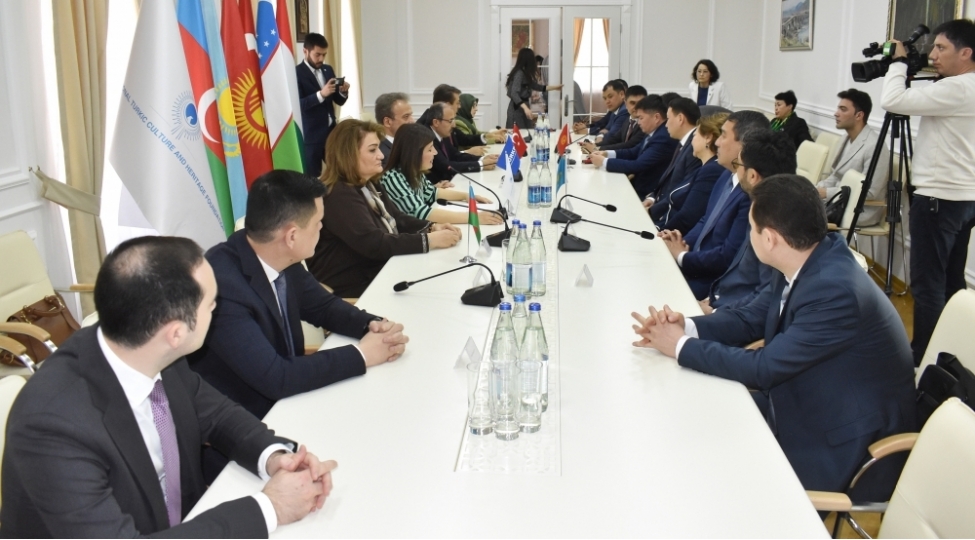 gunay-efendiyeva-turkpa-nin-deputatlari-ile-gorushub