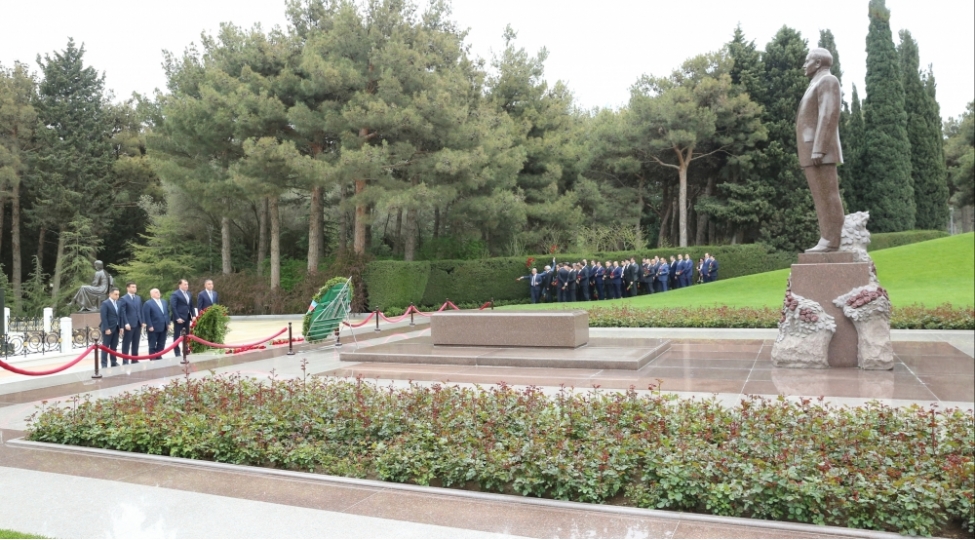 sahibkarlar-fexri-xiyabani-ve-shehidler-xiyabanini-ziyaret-edibler-foto