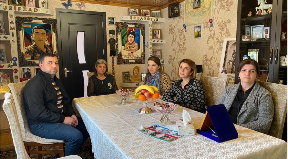 shehidin-ailesi-ziyaret-edilib-foto
