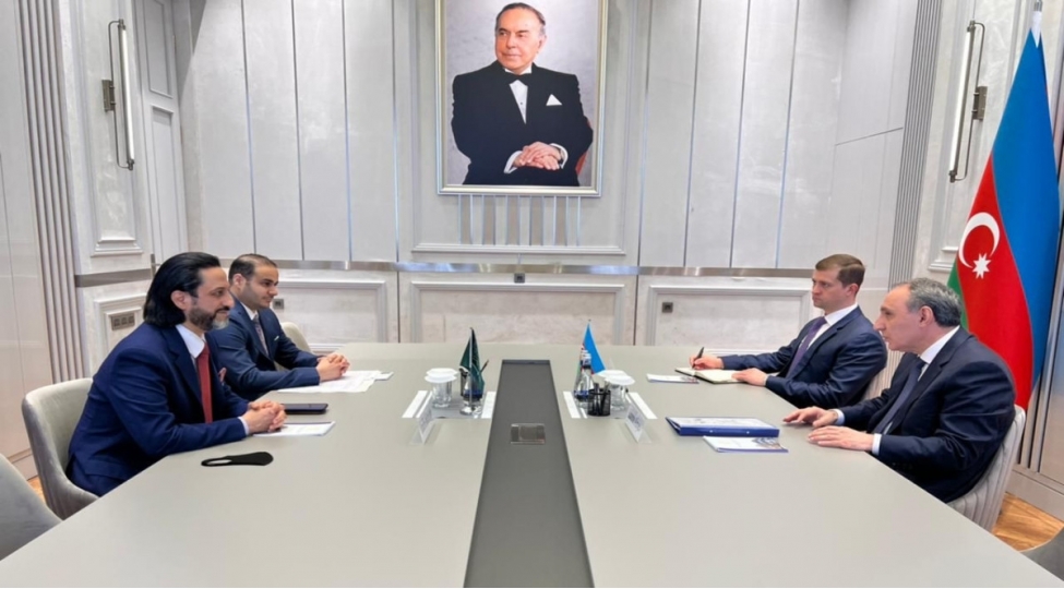 bash-prokuror-seudiyye-erebistaninin-sefiri-ile-gorushub-foto