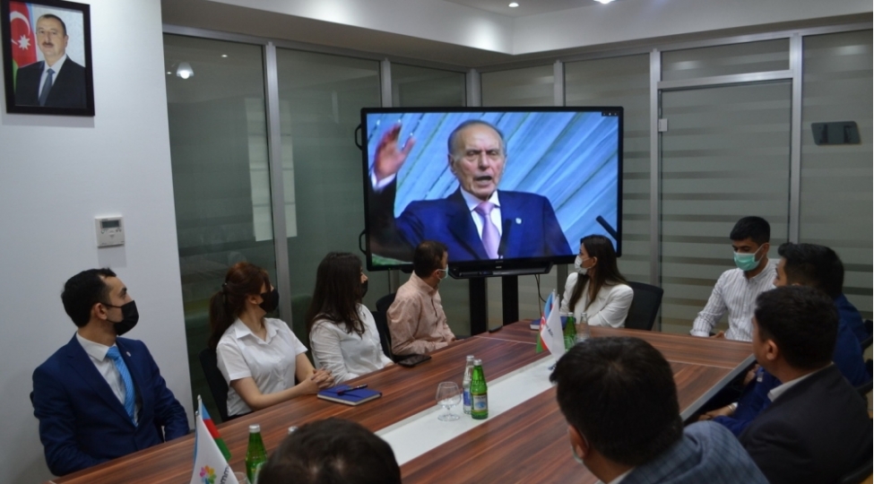 dunyanin-en-boyuk-azerbaycanlisi-foto