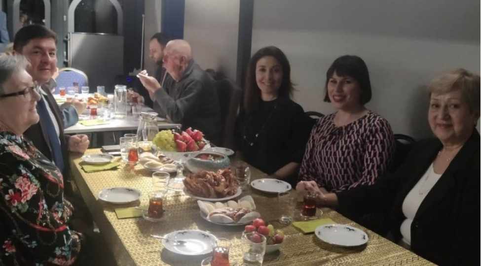 polshadaki-sefirliyimizde-iftar-sufresi-achib