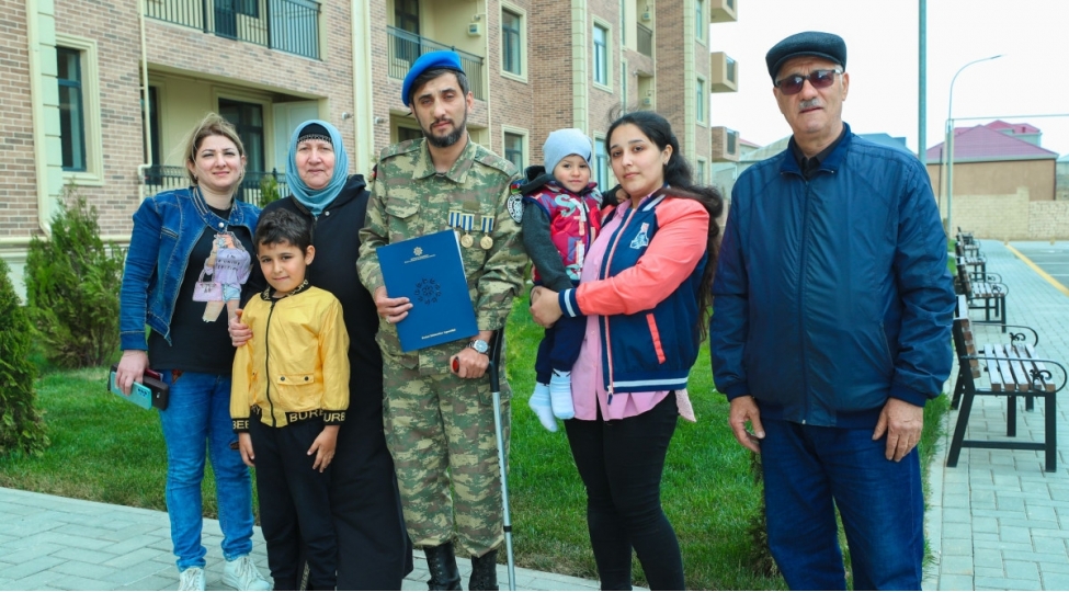 200-menzil-shehid-aileleri-ve-muharibe-elillerine-teqdim-edilib-foto