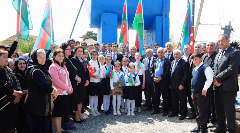 deputat-shehid-aileleri-ile-birge-achilishda-ishtirak-edib-foto