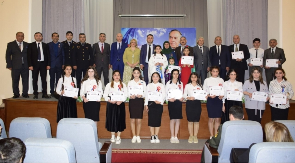 masallida-umummilli-liderin-anadan-olmasinin-99-illiyi-munasibeti-ile-edebi-bedii-kompazisiya-teqdim-olunub-foto