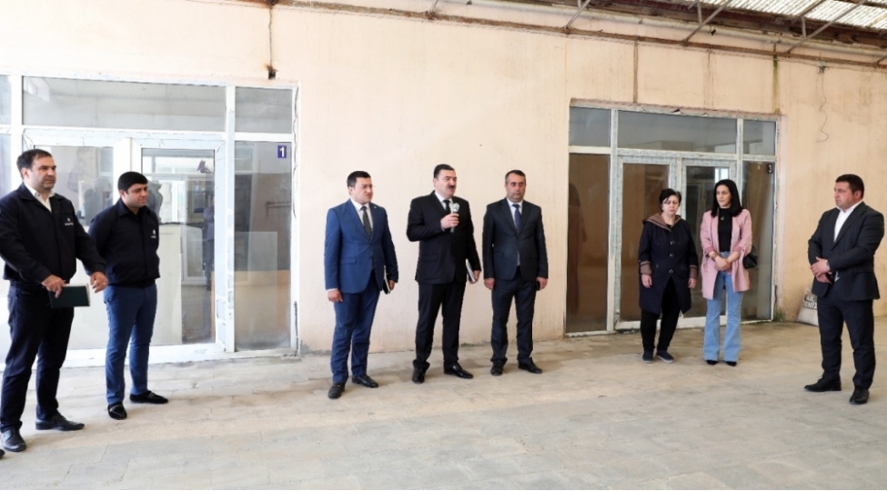 suraxani-rayonunda-sahibkarlarin-ve-sakinlerin-muracietleri-dinlenildi-foto