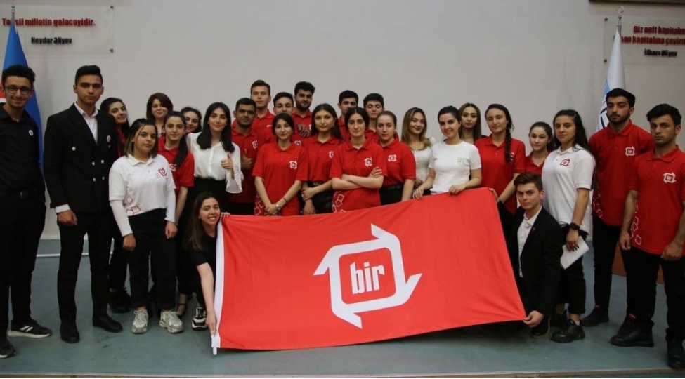 bir-konullu-telebelerin-emekdashligi-ictimai-birliyinin-telebeleruchun-teqdimatlari-davam-edir-foto