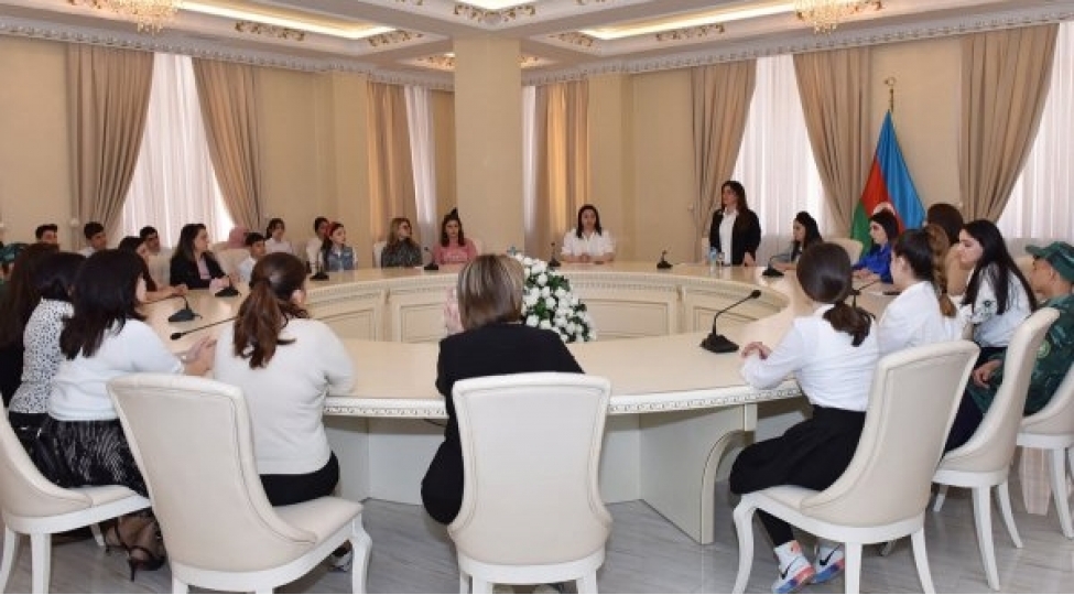 sumqayitda-izi-tarixlerde-ozu-ureklerde-yashayan-insan-movzusunda-deyirmi-masa-kechirilib-foto