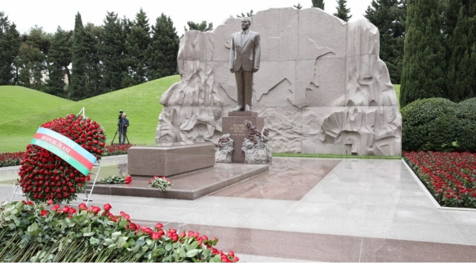 ahik-rehberliyi-fexri-xiyabanda-ulu-onder-heyder-eliyevin-mezarini-ziyaret-edib-foto