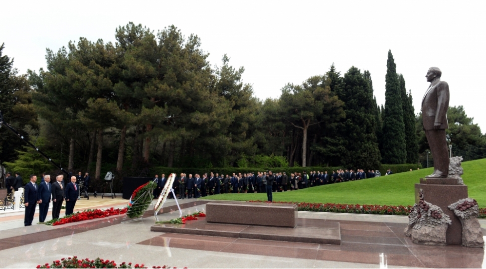 yeni-azerbaycan-partiyasinin-numayendeleri-ve-makedoniya-numayende-heyeti-ulu-onderin-mezarini-ziyaret-edib-foto