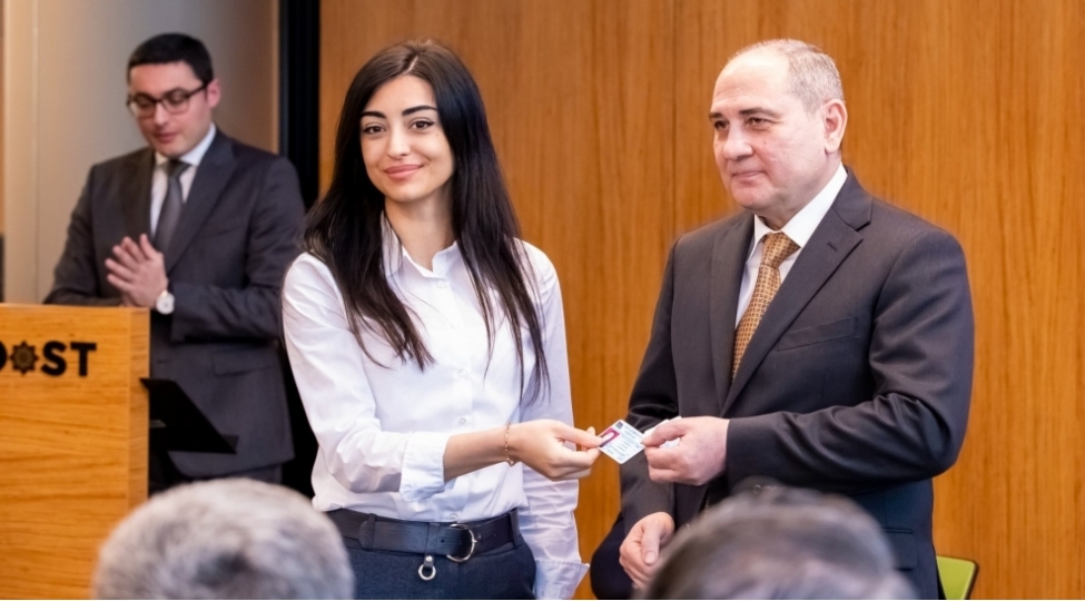 yap-a-uzv-qebul-edilmish-nazirlik-emekdashlarina-vesiqeler-teqdim-olunub-foto