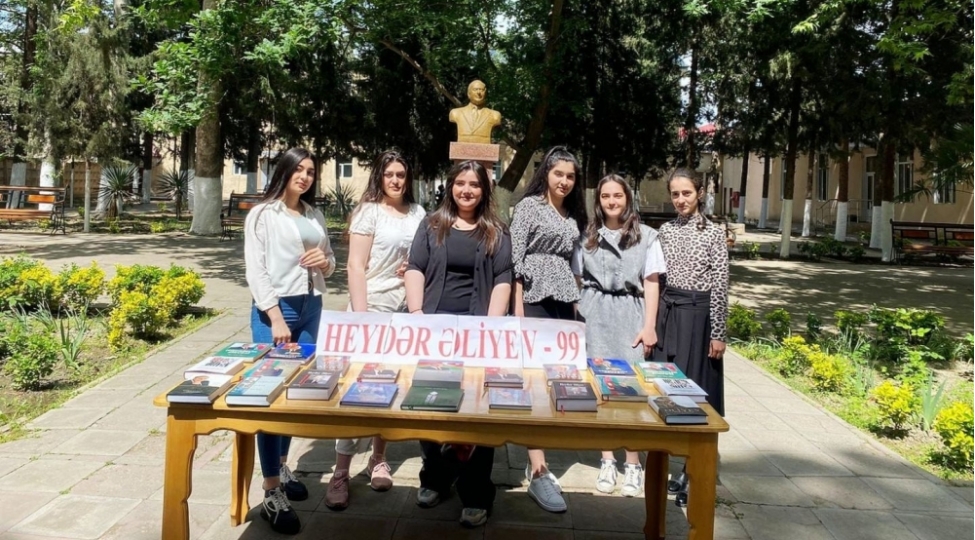 mingechevir-dovlet-universitetinde-umummilli-lidere-hesr-edilmish-kitab-sergisi-kechirilib-foto