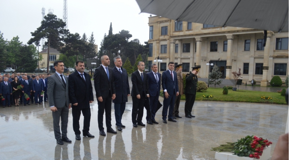 ulu-onder-heyder-eliyev-muasir-azerbaycan-dovletinin-banisidir-movzusunda-konfrans-kechirilib-foto