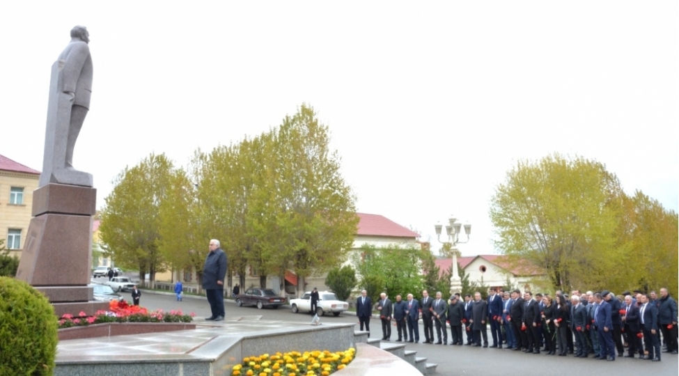 dashkesende-ulu-onder-heyder-eliyevin-xatiresi-hormet-ve-ehtiramla-yad-edilib-foto