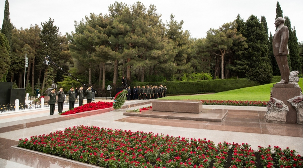 din-numayendeleri-umummilli-lider-heyder-eliyevin-mezarini-ziyaret-edibler-foto
