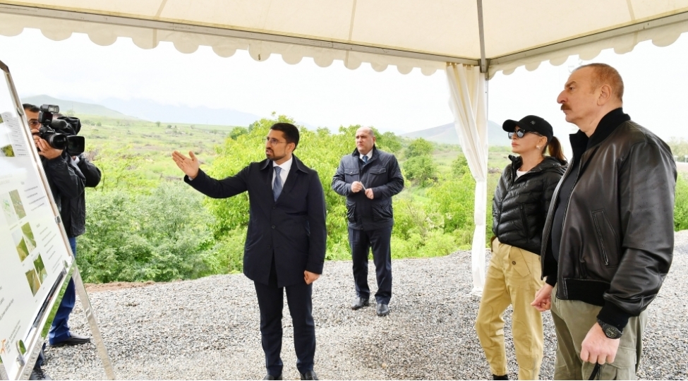 prezident-ilham-eliyev-ve-birinci-xanim-mehriban-eliyeva-fuzuli-sheherinde-yeni-yaradilacaq-parkda-agac-ekibler-foto