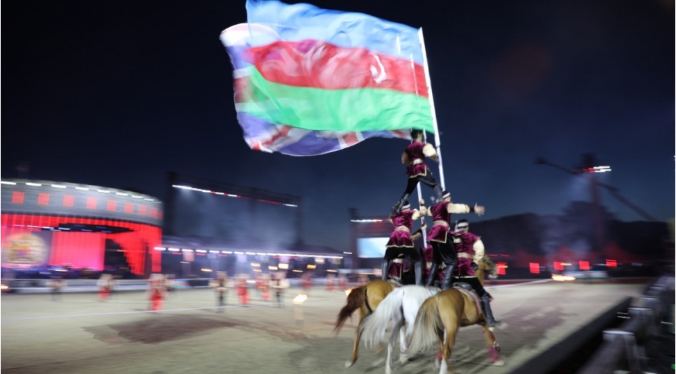 qarabag-atlarinin-britaniyada-chixishi-yuksek-regbetle-qarshilanib