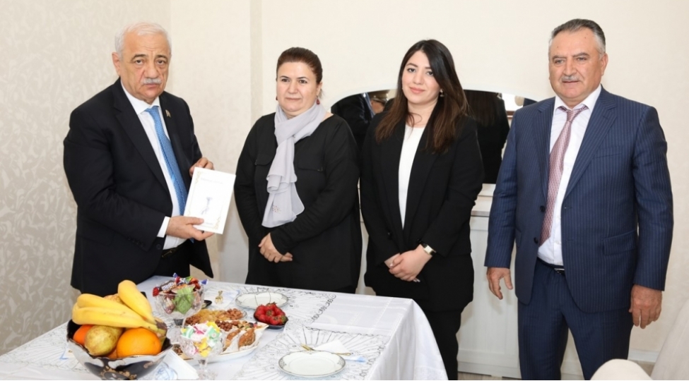 ahik-sedri-qazi-ailesini-ziyaret-edib-foto