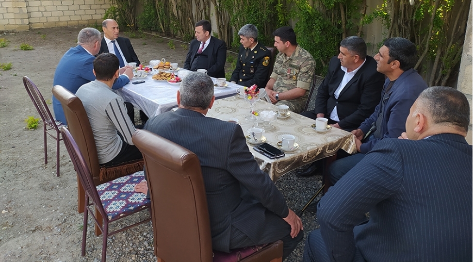 vidadi-isayev-mirzeceferlide-seyyar-qebul-kechirib