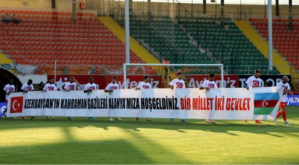 alanyaspor-qelebeni-azerbaycanli-qazilere-hesr-edib-foto
