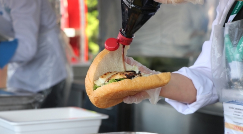 baki-expo-merkezinin-qarshisinda-balik-ekmek-festivali-kechirilir-foto