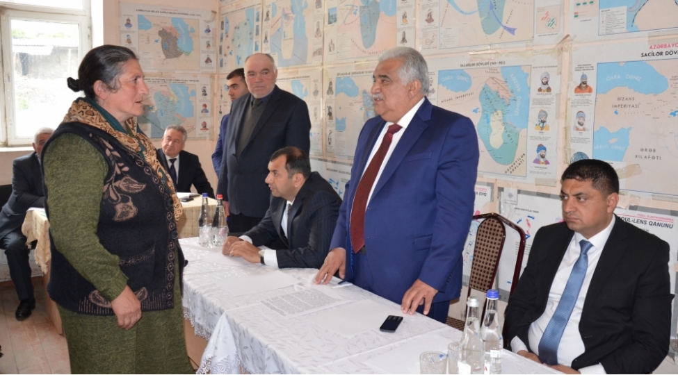 ehed-abiyevashagi-dashkesen-kendinde-vetendashlarin-novbeti-seyyar-qebulunu-kechirib-foto