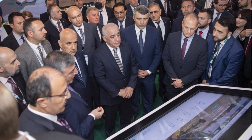 eli-esedov-bakidaki-beynelxalq-kend-teserrufati-sergisinde