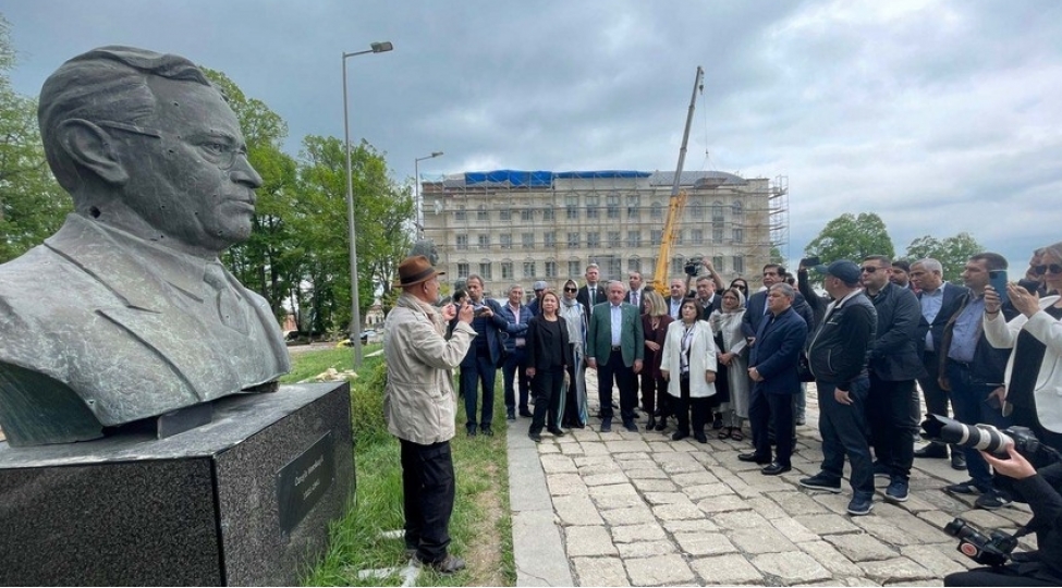 iet-pa-nin-uchuncu-umumi-konfransinin-ishtirakchilari-shushada-gullelenmish-heykelleri-ziyaret-edibler-foto