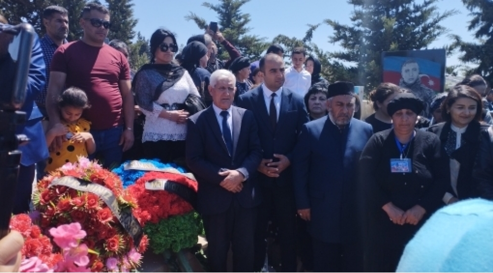 veten-muharibesi-shehidinin-dogum-gunu-munasibetile-mezari-ziyaret-olunub-foto