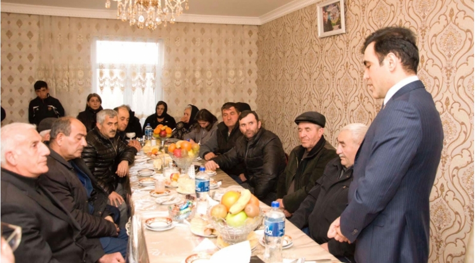 deputat-goranboyda-shehid-aileleri-ile-gorushub-foto