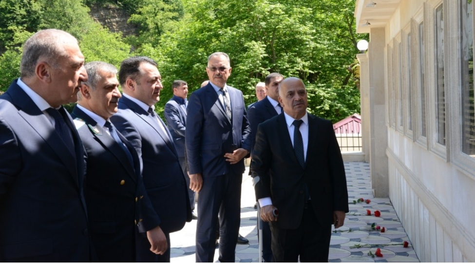 vetendashlar-olke-rehberinin-yurutduyu-siyaseti-beyenirler