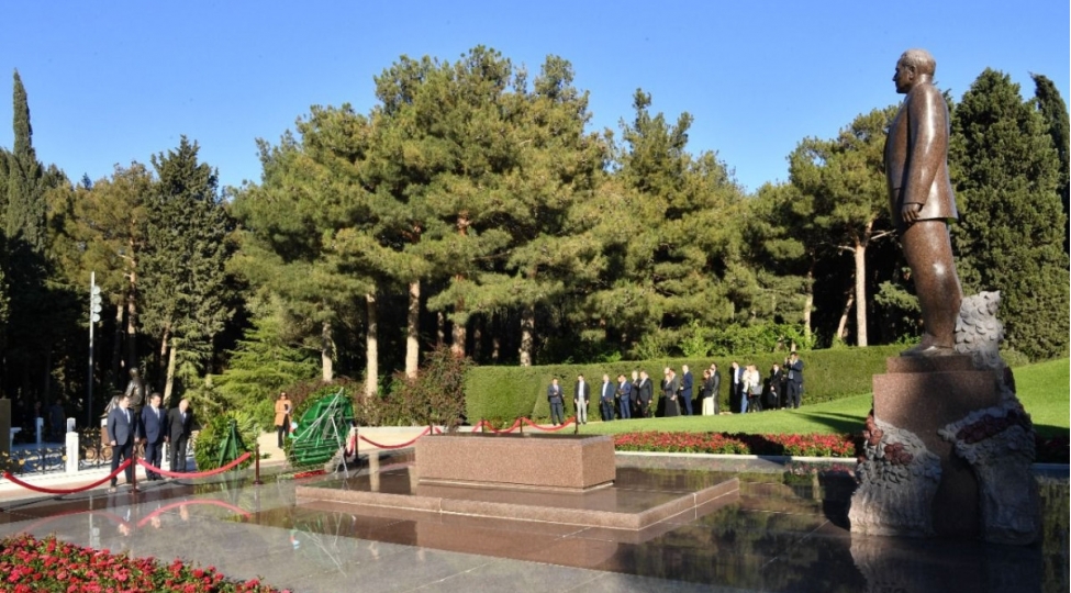 umummilli-liderin-mezari-ziyaret-edilib