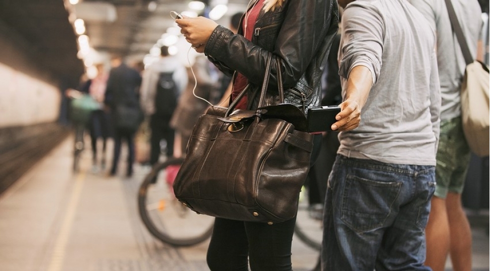 metroda-telefon-ve-pul-ogurlayan-shexs-tutulub